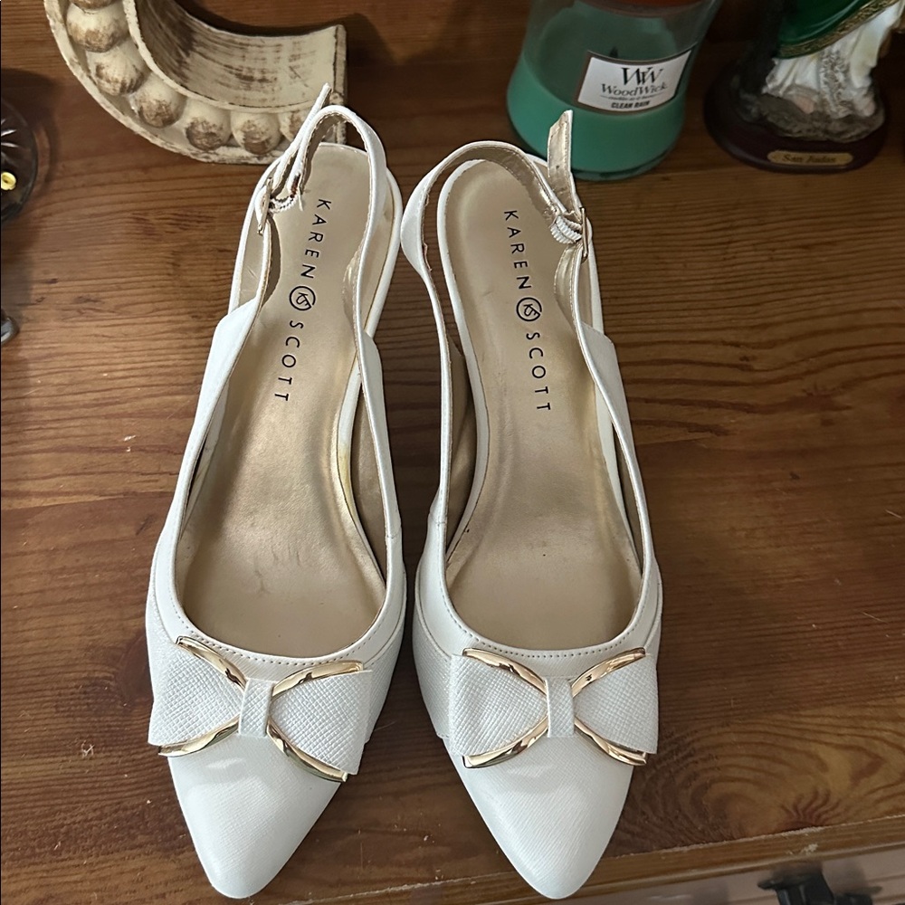 Karen Scott Cream Slingback Shoes with Gold Interior